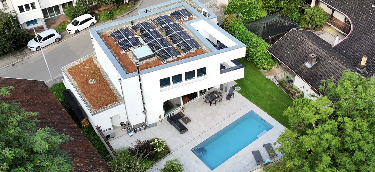 Neubauimmobilie mit Pool und Photovoltaik